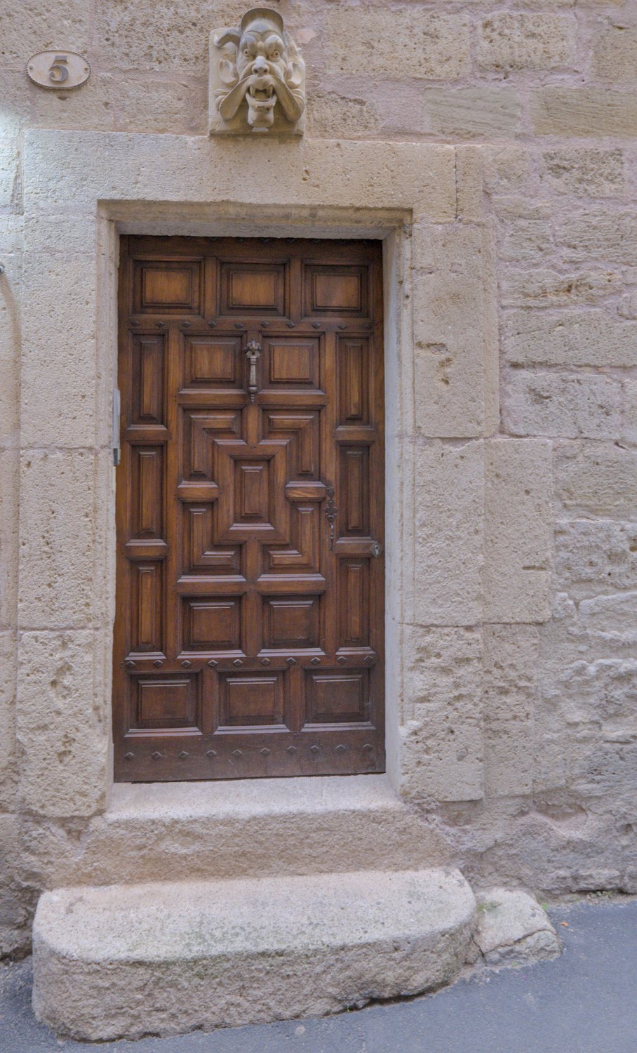Porte au 5 rue du Four de la ville