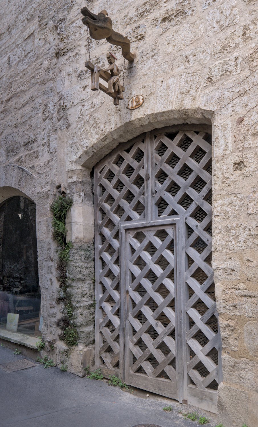 Porte au 12 rue du Four de la ville