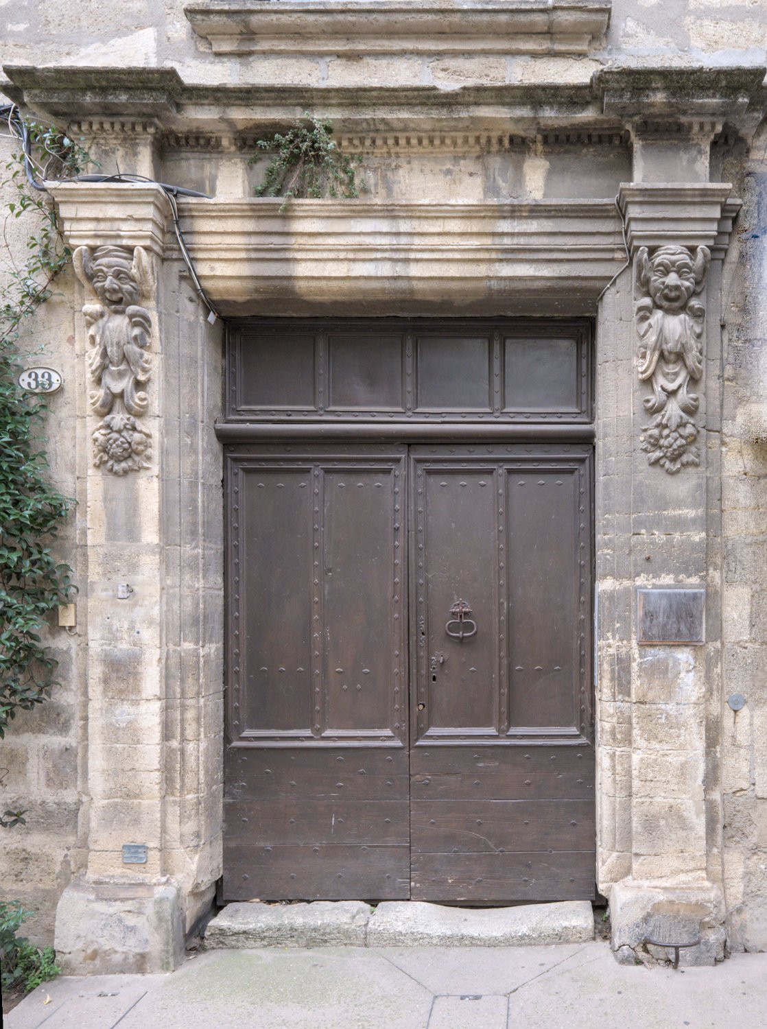 Porte au 33 rue du château